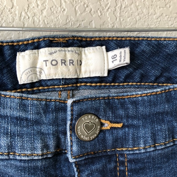Torrid distressed short shorts 16 roll hem - Picture 2 of 6
